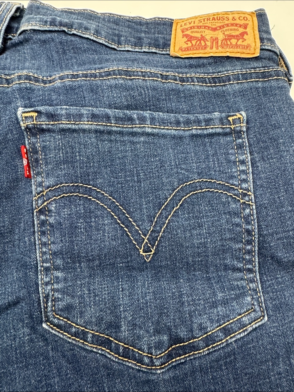 Levis Red Tag Mid Length Shorts Size 32 - Picture 4 of 9